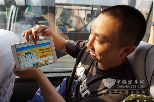 乘客现场打开了车上的免费WIFI