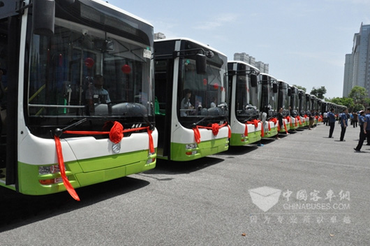 岳阳城区200台新能源公交车整装待发
