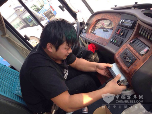 海格技术人员为车辆安装车载设备