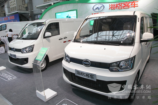 两部小型物流车