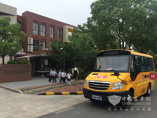 开开心心乘坐海格小龙驹校车