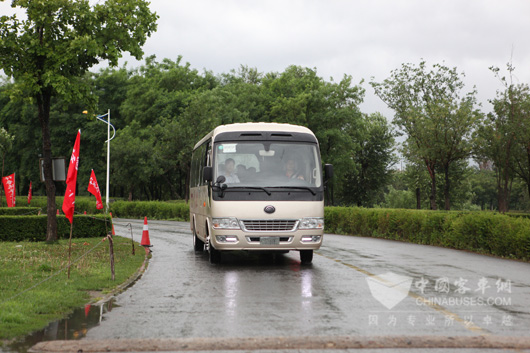 正在进行评测的宇通T7