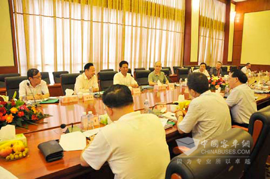 五洲龙董事长张景新(左二)欢迎广安市委市政府领导到访五洲龙