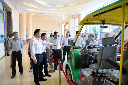 一同参观五洲龙氢燃料电池场地车