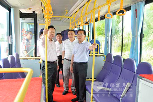 一同参观五洲龙纯电动客车