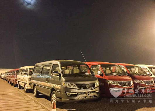 夜幕下,静待启航的金龙金威