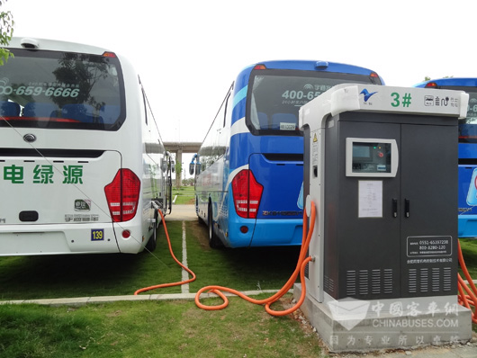 正在充电的宇通纯电动大巴