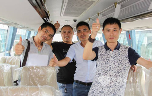 琪然商旅总经理朱凤华（右一）为新5系点赞