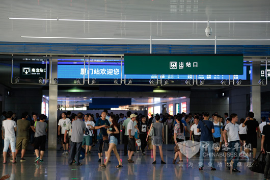 厦门火车站南到大厅人潮涌动