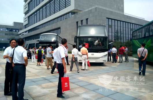 客户参观安凯新车型