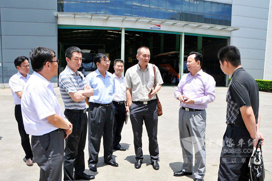 五洲龙集团董事长向粤运高层介绍发展情况