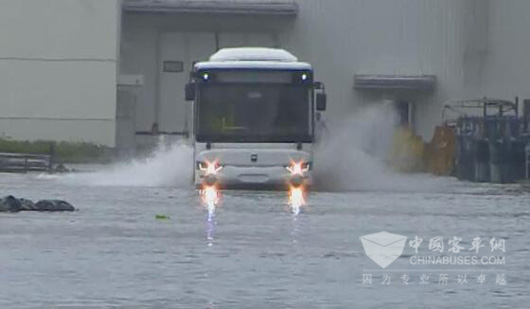 亚星JS6851纯电动客车涉水实验