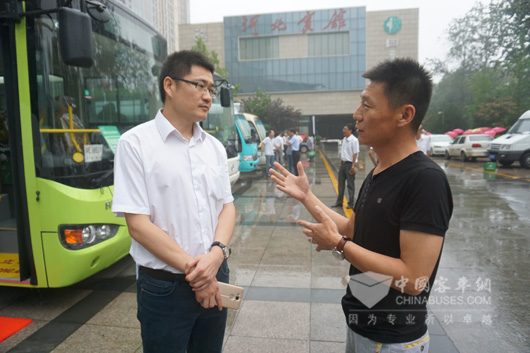 李红江与海格工作人员相谈甚欢