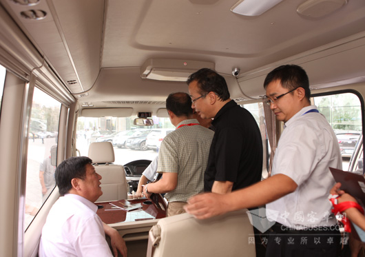 客户登上新车进行体验