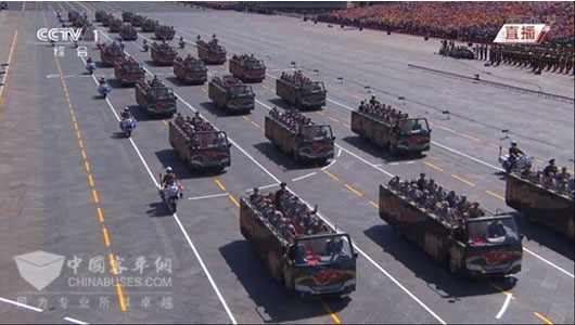 安凯宝斯通搭载抗战老兵接受检阅