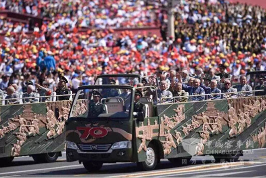 安凯宝斯通搭载抗战老兵接受检阅