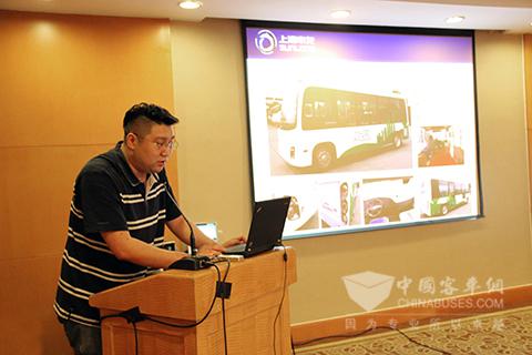 申龙客车新能源研发部经理宋一中先生进行新产品推介