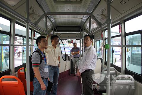 　恒通工作人员接待参会者