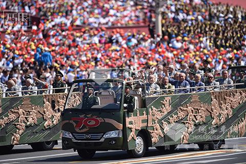 阅兵式上老兵乘坐安凯宝斯通敞篷车受阅