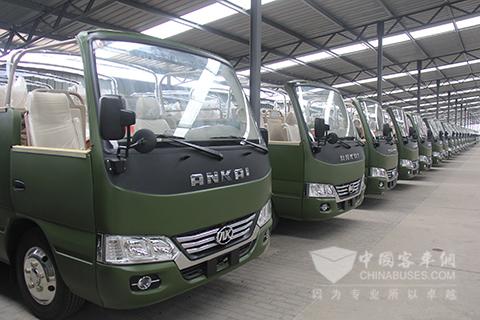 阅兵式上老兵乘坐安凯宝斯通敞篷车受阅