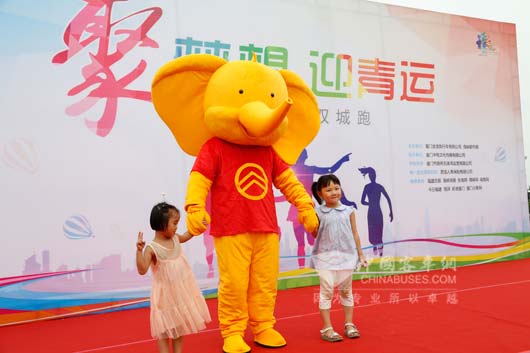 金旅校车“小金象”憨态可掬，合影无数