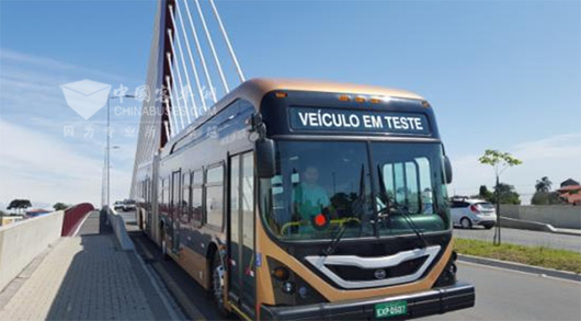 在库里蒂巴市试运行的比亚迪铰链式纯电动大巴