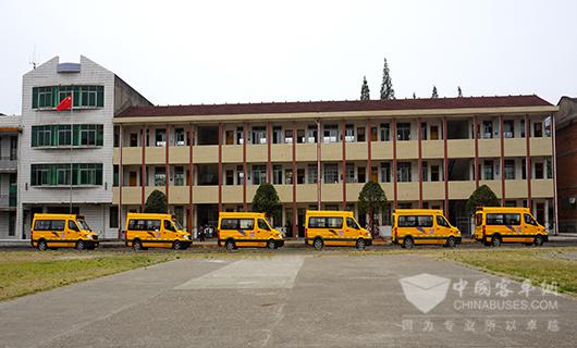 湖南陬市镇海格校车车队