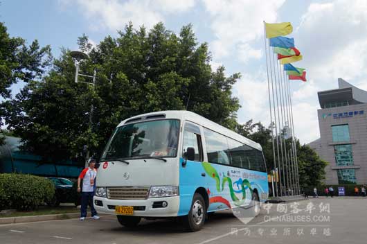 金旅纯电动考斯特服务青运会