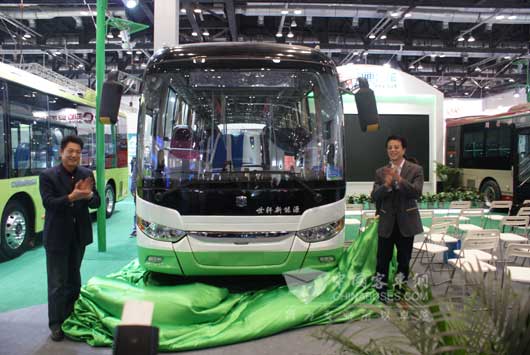 中通客车孙庆民总经理和枣庄公交总经理黄玉强为中通V10K发布揭幕