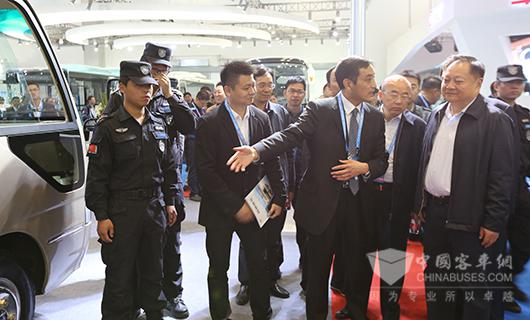 戴茂方董事长(中)陪同张又侠部长(右一)参观安凯展台