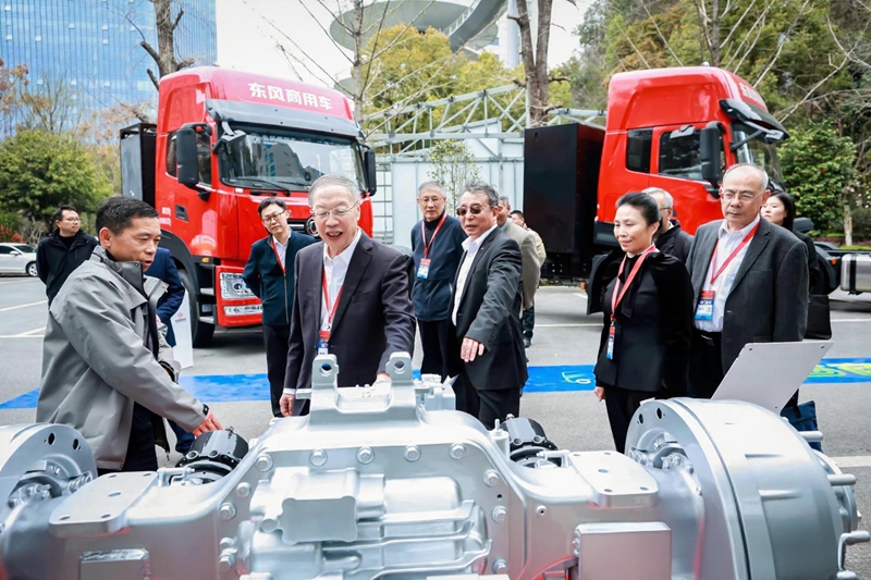 四大核心优势 系统效率超94%！东风德纳 “劲擎王” 电驱桥首发