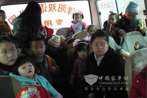 校车内严重超载
