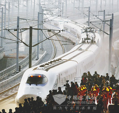 国产CRH3型“和谐号”高速列车正在驶进新武汉站