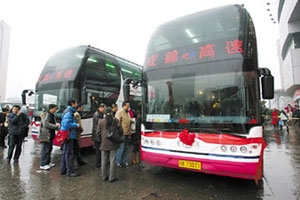 成都公路运送25万人 首波客流高峰到来
