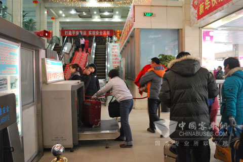 候车室洋溢着春天般的温暖