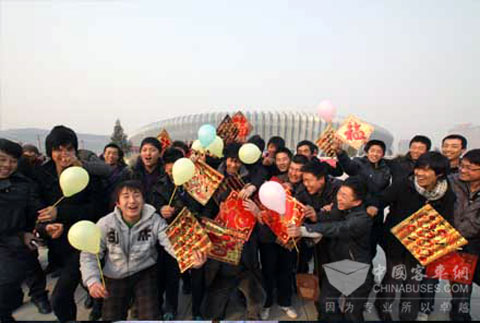 为农民工送节日纪念品