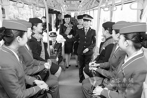 自南航的“空姐”、郑州铁路局的“铁姐”和郑开公交的“陆姐”三方服务同车竞“技”