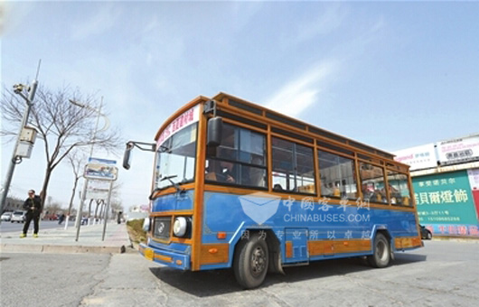 复古仿木质公交车亮相宁夏银川