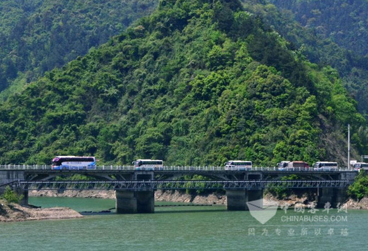 横穿大峡谷的旅游大巴车