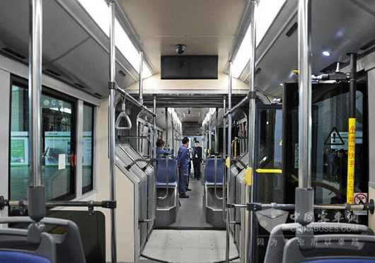 全球首创的十秒级闪充超级电容储能式现代电车年内部