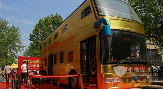 山东济南街头现“黄金公交车”