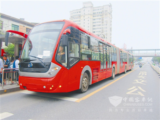 “巨无霸”BRT公交亮相江西南昌
