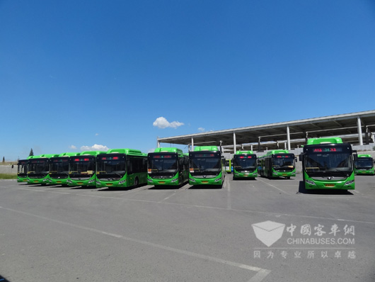 秦皇岛公交站场停放的宇通新能源公交车