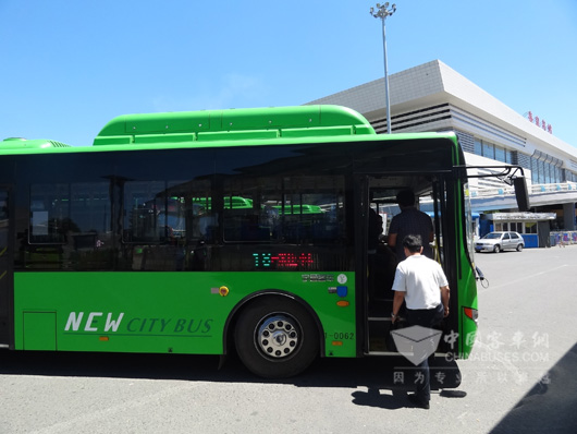市民正在登上新能源公交