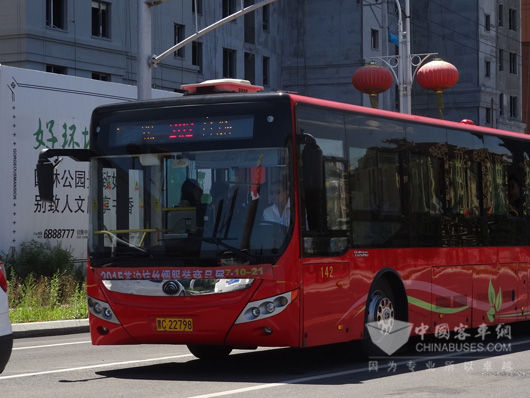 行驶在牡丹江街头的宇通新能源公交车