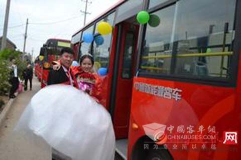 　泰安公交小伙电动公交客车迎新娘