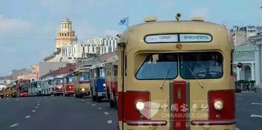 莫斯科举行复古公交车大游行