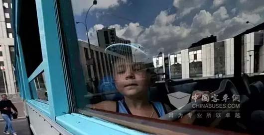 莫斯科举行复古公交车大游行