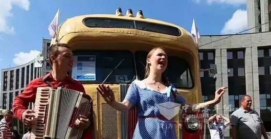 莫斯科举行复古公交车大游行