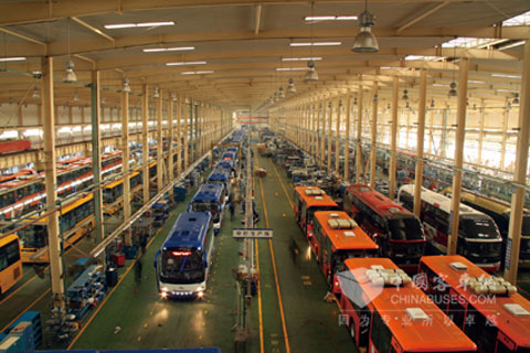 大金龙生产车间内一片繁忙景象